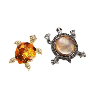 Broches tortues vintage élégantes avec émail et cristaux sur fond blanc.