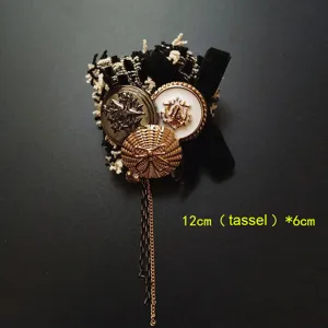 Primer plano de broche vintage de estilo barroco con botones decorativos y borla larga