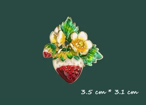 Nahaufnahme der Maße von 3,5 cm x 3,1 cm dieser fein emaillierten Erdbeerbrosche