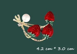 Elegante Emaille-Erdbeer-Brosche mit Perlen- und Kristalldetails, Größe 4,2x3,0 cm