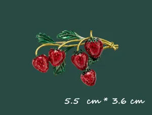 Detailansicht einer Vintage-Erdbeer-Brosche aus Emaille mit Größenangabe 5,5 cm x 3,6 cm