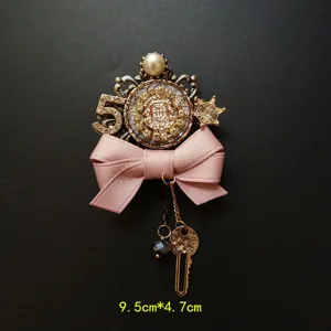 Exquisito broche barroco vintage con lazo rosa y borla de llave, tamaño 9,5x4,7 cm