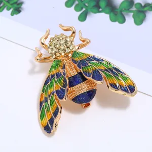 Prachtige keverbroche met kleurrijk emaille en sprankelende kristallen in goud.