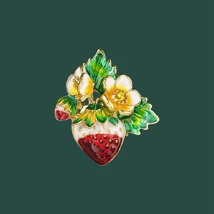 Eleganter Vintage Erdbeer Emaille Brosche Pin mit feinen Blumen und Blätter Details