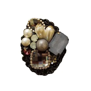 Elegante broche vintage de estilo barroco con perlas y cristales para abrigos y suéteres.