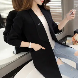 Elegante broche de mariposa en la solapa de un blazer negro en una vista de detalle de estilo