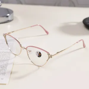 Detalle de montura de gafas de gato en metal con diamantes de imitación y tonos rosas