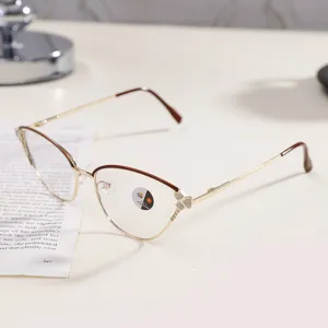 Detalle de montura de gafas ojo de gato en metal dorado con pedrería y lentes fotocromáticas