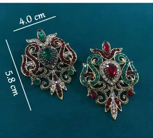 Vintage Barock-Kristallbroschen mit aufwendigen Goldmetallelementen und Edelsteinen