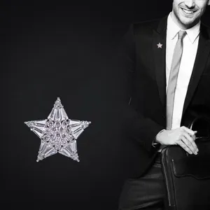Elegante broche de estrella con micro-pavé de circonio para solapa de traje formal