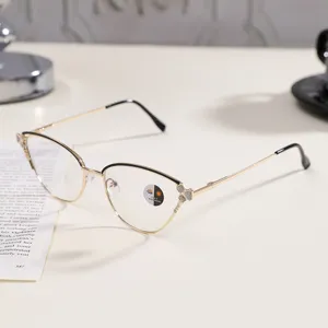 Vista lateral de montura de gafas cat-eye de metal con detalles de pedrería y lentes fotocromáticas