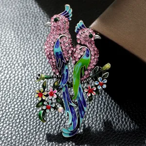 Vista detallada del broche de pájaro en esmalte de colores con pedrería rosa y flores