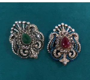 Exquisite antike Barockbrosche mit Kristallanhängern und feinen ornamentalen Details