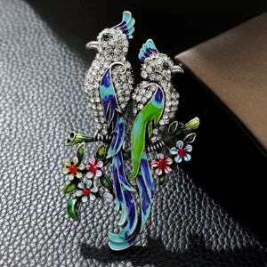 Vista macro detallada de un elegante broche de esmalte de dos pájaros con detalles de pedrería