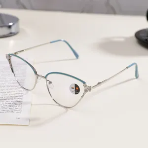 Vista detallada de gafas cat-eye de plata con detalles azules y diamantes de imitación brillantes