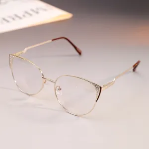 Vista detallada de elegantes gafas cat-eye doradas con brillantes y montura de metal