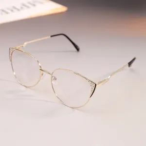 Detalle de cerca de unas elegantes gafas de ojo de gato de metal dorado con detalles de strass.