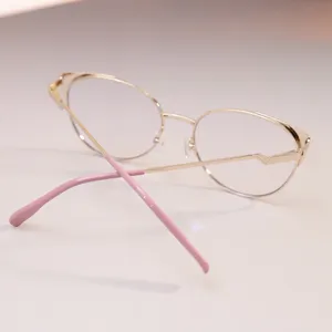 Vista detallada de montura de gafas ojo de gato de metal con terminales rosas