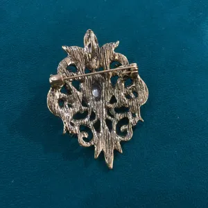 Detailansicht der Rückseite einer barocken Kristallbrosche und eines Anhängers