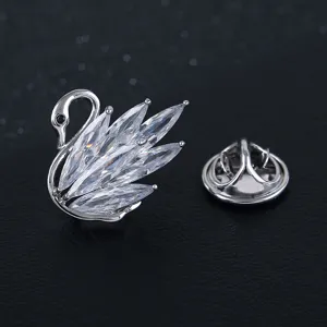 Elegante broche de cisne plateado con circonitas marquesa brillantes sobre fondo negro