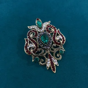 Eleganter Vintage Barock Kristall Brosche Anhänger mit roten und grünen Steinen