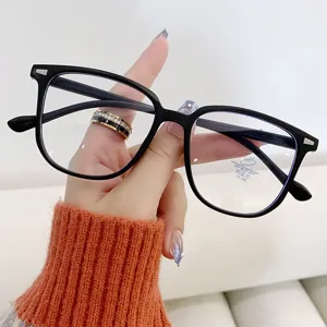 Detailansicht der modischen quadratischen Brille mit schwarzem Rahmen und Blaulichtschutz