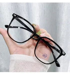 Detailansicht einer modischen schwarzen Brille mit Blaulichtfilter und quadratischem Rahmen