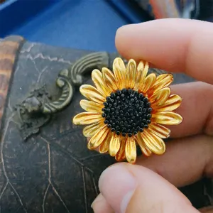 Detailopname van een prachtige vintage zonnebloemspeld met gele geverfde bladeren.