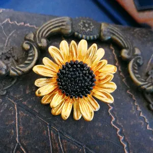 Gedetailleerde macro-opname van een vintage geverfde zonnebloemspeld met gele blaadjes