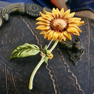 Gedetailleerde weergave van een vintage zonnebloemspeld met gele bladen en groene bladeren.