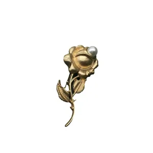 Elegant vintage baroque style gold rose flower brooch with pearl for evening parties