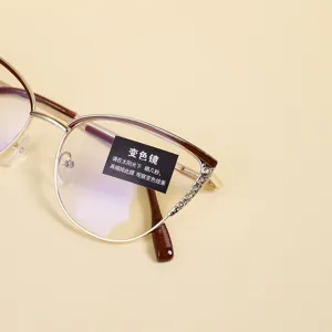 Detalle de gafas fotocromáticas anti-luz azul con bisagra decorativa de metal