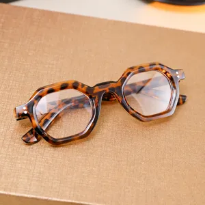 Nahaufnahme einer sechseckigen Blaulichtfilter-Brille mit Schildpatt-Muster