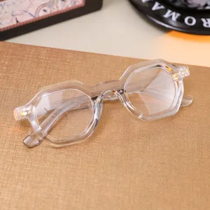 Detailansicht der transparenten Polygon-Brille mit Blaulichtfilter-Gläsern.