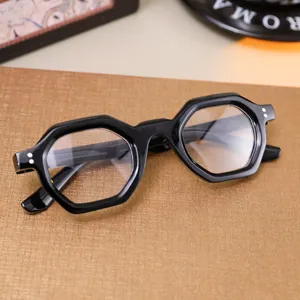 Detailansicht der stilvollen schwarzen achteckigen Blaulichtfilter Brille mit dickem Rahmen