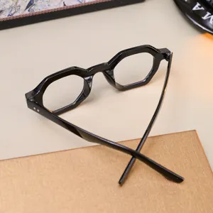 Modische schwarze Polygon-Brille mit dickem Rahmen in einer schicken Draufsicht