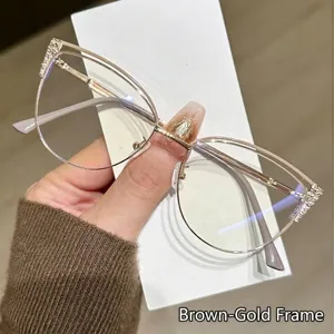 Eleganti occhiali da vista cat-eye anti-luce blu con montatura in metallo e strass