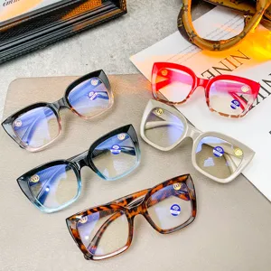 Occhiali anti-luce blu quadrati in vari colori e fantasie alla moda per ogni stile.