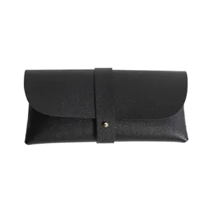 Custodia minimalista in pelle nera per occhiali da sole con elegante bottone d'oro