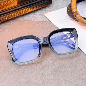 Dettaglio degli occhiali quadrati alla moda con lenti anti-luce blu.