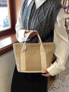 Primer plano de un bolso rústico de paja tejida con asas de lona blanca para vacaciones