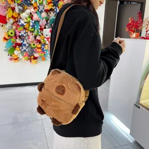 Un adorable sac à bandoulière en peluche de capybara marron porté par un mannequin