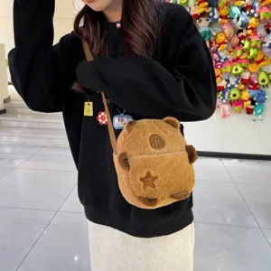Sac à bandoulière mignon en peluche capybara porté par un mannequin en magasin