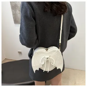 Trendy witte hartvormige crossbodytas met duivelsvleugels en vetersluiting esthetiek