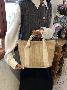 Bolso de paja tejida a mano con asas de lona blancas en un estilo pastoral de verano