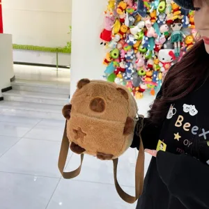 Détail du joli sac bandoulière en peluche capybara marron avec un écusson en étoile