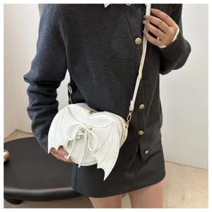 Unieke witte hartvormige crossbodytas met duivelsvleugels en vetersluitingdetails
