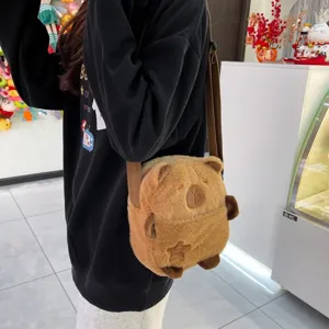 Détail d'un sac à bandoulière en peluche capybara marron avec une texture douce