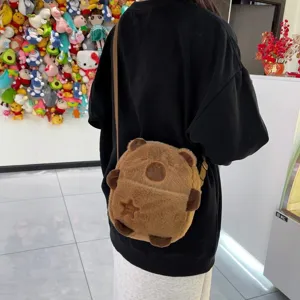 Vue arrière détaillée d'un joli sac à bandoulière en peluche capybara marron pour femme