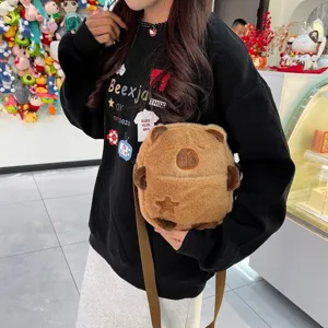 Gros plan d'un sac bandoulière mignon en peluche capybara à texture douce et détail d'étoile